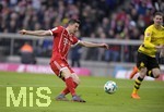 31.03.2018, Fussball 1. Bundesliga 2017/2018, 28. Spieltag, FC Bayern Mnchen - Borussia Dortmund, in der Allianz-Arena Mnchen. Torschuss zum 1:0 von Robert Lewandowski (FC Bayern Mnchen).