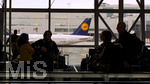 04.04.2018, Flughafen Brssel Zaventem, Wartehalle an den Gates, Passagiere warten auf den Lufthansa-Flug, das Flugzeug steht schon am Rollfeld. 