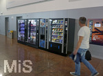 04.04.2018, Flughafen Brssel Zaventem, Wartehalle an den Gates, Passagiere knnen sich an den Automaten zu Essen und Trinken herauslassen.