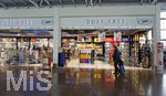 04.04.2018, Flughafen Brssel Zaventem, Wartehalle an den Gates, Passagiere knnen sich im Duty Free Shop mit Zollfreien Waren eindecken.