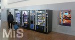 04.04.2018, Flughafen Brssel Zaventem, Wartehalle an den Gates, Passagiere knnen sich an den Automaten zu Essen und Trinken herauslassen. 