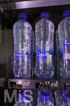 04.04.2018, Flughafen Brssel Zaventem, Wartehalle an den Gates, Passagiere knnen sich an den Automaten zu Essen und Trinken herauslassen.  Die Preise sind extrem hoch, 2,50 EUR fr einen halben Liter Wasser.