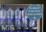 04.04.2018, Flughafen Brssel Zaventem, Wartehalle an den Gates, Passagiere knnen sich an den Automaten zu Essen und Trinken herauslassen.  Die Preise sind extrem hoch, 2,50 EUR fr einen halben Liter Wasser. 