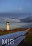 04.04.2018, Flughafen Brssel Zaventem,  Flugzeug kurz vor dem Start am Rollfeld, der Tower der Luftaufsicht wird von der Abendsonne beleuchtet,
