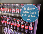 04.04.2018, Flughafen Brssel Zaventem, Wartehalle an den Gates, Passagiere knnen sich an den Automaten zu Essen und Trinken herauslassen.  Die Preise sind extrem hoch, 2,70 EUR fr einen halben Liter Cola. 