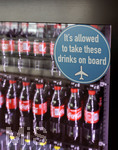 04.04.2018, Flughafen Brssel Zaventem, Wartehalle an den Gates, Passagiere knnen sich an den Automaten zu Essen und Trinken herauslassen.  Die Preise sind extrem hoch, 2,70 EUR fr einen halben Liter Cola. 