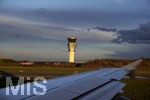 04.04.2018, Flughafen Brssel Zaventem,  Flugzeug kurz vor dem Start am Rollfeld, der Tower der Luftaufsicht wird von der Abendsonne beleuchtet,