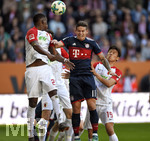 07.04.2018, Fussball 1. Bundesliga 2017/2018, 29. Spieltag, FC Augsburg - FC Bayern Mnchen, in der WWK-Arena Augsburg. v.loi: Sergio Cordova (FC Augsburg) gegen James Rodriguez (FC Bayern Mnchen).