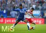 07.04.2018, Fussball 1. Bundesliga 2017/2018, 29. Spieltag, Hamburger SV - FC Schalke 04, im Volksparkstadion Hamburg. v.l. Breel Embolo (Schalke) gegen Douglas Santos (Hamburg) 