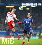 07.04.2018, Fussball 1. Bundesliga 2017/2018, 29. Spieltag, Hamburger SV - FC Schalke 04, im Volksparkstadion Hamburg. v.l. Lewis Holtby (Hamburg) gegen Amine Harit (Schalke) 