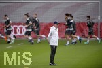 10.4.2018, Fussball Championsleague 2017/2018,  FC Bayern Mnchen Training an der Sbenerstrasse vor dem Championsleague-Spiel gegen Sevilla.  Trainer Jupp Heynckes (FC Bayern Mnchen) beobachtet das Aufwrmen.