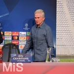 10.4.2018, Fussball Championsleague 2017/2018,  FC Bayern Mnchen Pressekonferenz in der Allianz-Arena vor dem Championsleague-Spiel gegen Sevilla. Trainer Jupp Heynckes (FC Bayern Mnchen) kommt zur PK.