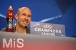 10.4.2018, Fussball Championsleague 2017/2018,  FC Bayern Mnchen Pressekonferenz in der Allianz-Arena vor dem Championsleague-Spiel gegen Sevilla. Arjen Robben (FC Bayern Mnchen) gibt den Journalisten bereitwillig Auskunft.