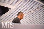 10.4.2018, Fussball Championsleague 2017/2018,  FC Bayern Mnchen Pressekonferenz in der Allianz-Arena vor dem Championsleague-Spiel gegen Sevilla. Arjen Robben (FC Bayern Mnchen) geht.