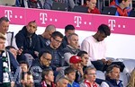 14.04.2018, Fussball 1. Bundesliga 2017/2018, 30. Spieltag, FC Bayern Mnchen - Borussia Mnchengladbach, in der Allianz-Arena Mnchen. li: Arturo Vidal (li, FC Bayern Mnchen) und Kingsley Coman (re, Bayern Mnchen) auf der Tribne.