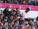 14.04.2018, Fussball 1. Bundesliga 2017/2018, 30. Spieltag, FC Bayern Mnchen - Borussia Mnchengladbach, in der Allianz-Arena Mnchen. li: Arturo Vidal (li, FC Bayern Mnchen) und Kingsley Coman (re, Bayern Mnchen) auf der Tribne.