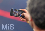 14.04.2018, Fussball 1. Bundesliga 2017/2018, 30. Spieltag, FC Bayern Mnchen - Borussia Mnchengladbach, in der Allianz-Arena Mnchen. Mats Hummels (Bayern Mnchen) macht ein nach dem Spiel Selfie mit dem Handy eines Zuschauers.