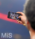14.04.2018, Fussball 1. Bundesliga 2017/2018, 30. Spieltag, FC Bayern Mnchen - Borussia Mnchengladbach, in der Allianz-Arena Mnchen. Mats Hummels (Bayern Mnchen) macht ein nach dem Spiel Selfie mit dem Handy eines Zuschauers.
