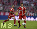 14.04.2018, Fussball 1. Bundesliga 2017/2018, 30. Spieltag, FC Bayern Mnchen - Borussia Mnchengladbach, in der Allianz-Arena Mnchen. v.li: Thiago (FC Bayern Mnchen) und Joshua Kimmich (FC Bayern Mnchen).
