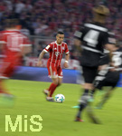 14.04.2018, Fussball 1. Bundesliga 2017/2018, 30. Spieltag, FC Bayern Mnchen - Borussia Mnchengladbach, in der Allianz-Arena Mnchen.  Thiago (FC Bayern Mnchen) am Ball.