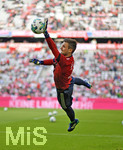 14.04.2018, Fussball 1. Bundesliga 2017/2018, 30. Spieltag, FC Bayern Mnchen - Borussia Mnchengladbach, in der Allianz-Arena Mnchen. Torwart Sven Ulreich (FC Bayern Mnchen) streckt sich beim Aufwrmen nach dem Ball.