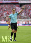 14.04.2018, Fussball 1. Bundesliga 2017/2018, 30. Spieltag, FC Bayern Mnchen - Borussia Mnchengladbach, in der Allianz-Arena Mnchen. Schiedsrichter Dr. Robert Kampka zeigt.