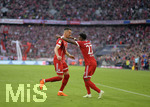 14.04.2018, Fussball 1. Bundesliga 2017/2018, 30. Spieltag, FC Bayern Mnchen - Borussia Mnchengladbach, in der Allianz-Arena Mnchen.  Torjubel Sandro Wagner (li, FC Bayern Mnchen) mit David Alaba (FC Bayern Mnchen).