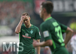 15.04.2018, Fussball 1. Bundesliga 2017/2018, 30. Spieltag, SV Werder Bremen - RB Leipzig, im Weserstadion Bremen. Niklas Moisander (Werder Bremen) enttuscht 