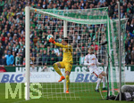 15.04.2018, Fussball 1. Bundesliga 2017/2018, 30. Spieltag, SV Werder Bremen - RB Leipzig, im Weserstadion Bremen. Torwart Jiri Pavlenka (Werder Bremen) hlt den Ball vor der Linie