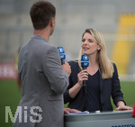 15.04.2018, Allianz Frauen-Fussball DFB-Pokal 2017/2018, Halbfinale, FC Bayern Mnchen - Turbine Potsdam, im Grnwalderstadion Mnchen,  Ex-Fussballerin Nia Knzer (re, GER) beim TV-Interview.