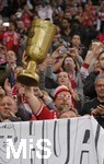 17.04.2018, Fussball DFB Pokal 2017/2018, Halbfinale, Bayer Leverkusen - FC Bayern Mnchen, in der BayArena. Bayern-Fan mit Plastik DFB-Pokal.