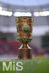 17.04.2018, Fussball DFB Pokal 2017/2018, Halbfinale, Bayer Leverkusen - FC Bayern Mnchen, in der BayArena Leverkusen. Der DFB-Pokal steht auf einem Sockel am Spielfeldrand bereit. 