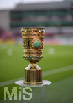 17.04.2018, Fussball DFB Pokal 2017/2018, Halbfinale, Bayer Leverkusen - FC Bayern Mnchen, in der BayArena Leverkusen. Der DFB-Pokal steht auf einem Sockel am Spielfeldrand bereit.