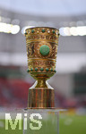 17.04.2018, Fussball DFB Pokal 2017/2018, Halbfinale, Bayer Leverkusen - FC Bayern Mnchen, in der BayArena Leverkusen. Der DFB-Pokal steht auf einem Sockel am Spielfeldrand bereit.