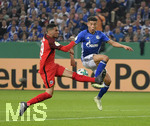 18.04.2018, Fussball DFB Pokal 2017/2018, Halbfinale, FC Schalke 04 - Eintracht Frankfurt, in der Veltins Arena auf Schalke. v.li: Omar Mascarell (Eintracht Frankfurt) gegen Amine Harit (FC Schalke 04).