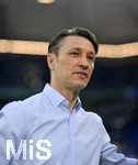 18.04.2018, Fussball DFB Pokal 2017/2018, Halbfinale, FC Schalke 04 - Eintracht Frankfurt, in der Veltins Arena auf Schalke. Trainer Niko Kovac (Eintracht Frankfurt) nachdenklich.