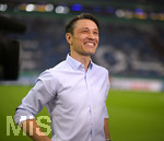 18.04.2018, Fussball DFB Pokal 2017/2018, Halbfinale, FC Schalke 04 - Eintracht Frankfurt, in der Veltins Arena auf Schalke. li: Trainer Niko Kovac (Eintracht Frankfurt) lacht.