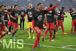 18.04.2018, Fussball DFB Pokal 2017/2018, Halbfinale, FC Schalke 04 - Eintracht Frankfurt, in der Veltins Arena auf Schalke. Schlussjubel der Frankfurter,  Jonathan de Guzman (Eintracht Frankfurt) feiert und tanzt.