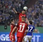 18.04.2018, Fussball DFB Pokal 2017/2018, Halbfinale, FC Schalke 04 - Eintracht Frankfurt, in der Veltins Arena auf Schalke. Marco Fabian (Eintracht Frankfurt) Kopfball.