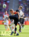 22.04.2018, Fussball 1. Bundesliga 2017/2018, 31. Spieltag, FC Augsburg - SSV Mainz 05, in der WWK-Arena Augsburg, v.li: Alfred Finnbogason (FC Augsburg) gegen Alexander Hack (Mainz 05).