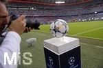 25.04.2018, Fussball UEFA Champions League 2017/2018, Halbfinale Hinspiel, FC Bayern Mnchen - Real Madrid, in der Allianzarena Mnchen. Der Ball steht fr die Fotografen bereit. 