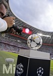 25.04.2018, Fussball UEFA Champions League 2017/2018, Halbfinale Hinspiel, FC Bayern Mnchen - Real Madrid, in der Allianzarena Mnchen. Der Ball steht fr die Fotografen bereit. 
