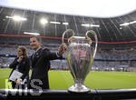 25.04.2018, Fussball UEFA Champions League 2017/2018, Halbfinale Hinspiel, FC Bayern Mnchen - Real Madrid, in der Allianzarena Mnchen. Der Pokal steht fr die Fotografen bereit.