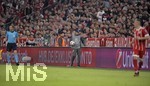 25.04.2018, Fussball UEFA Champions League 2017/2018, Halbfinale Hinspiel, FC Bayern Mnchen - Real Madrid, in der Allianzarena Mnchen. Balljunge holt den Ball vom Feld.