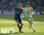 28.04.2018, Fussball 1. Bundesliga 2017/2018, 32. Spieltag, VfL Wolfsburg - Hamburger SV, in der Volkswagen Arena Wolfsburg. v.l. Lewis Holtby (Hamburg) gegen Josip Brekalo (Wolfsburg) 