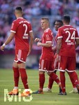28.04.2018, Fussball 1. Bundesliga 2017/2018, 32. Spieltag, FC Bayern Mnchen - Eintracht Frankfurt, in der Allianz-Arena Mnchen. Torjubel zum 1:0 von Niklas Dorsch mitte, Bayern Mnchen) mit Sandro Wagner (FC Bayern Mnchen) 