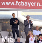 28.04.2018, Fussball 1. Bundesliga 2017/2018, 32. Spieltag, FC Bayern Mnchen - Eintracht Frankfurt, in der Allianz-Arena Mnchen. v.li.oben: Torwart Manuel Neuer (FC Bayern Mnchen), Prsident und Aufsichtsratsvorsitzender Karl Hopfner (FC Bayern Mnchen), jubeln beim Bayern-Tor.