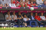28.04.2018, Fussball 1. Bundesliga 2017/2018, 32. Spieltag, FC Bayern Mnchen - Eintracht Frankfurt, in der Allianz-Arena Mnchen. Bruno Hbner (4.v.li, Frankfurt) sinkt in seinem Sitz zusammen.