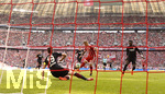 28.04.2018, Fussball 1. Bundesliga 2017/2018, 32. Spieltag, FC Bayern Mnchen - Eintracht Frankfurt, in der Allianz-Arena Mnchen. Niklas Dorsch (mitte, FC Bayern) Torschuss zum 1:0.
