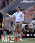 28.04.2018, Fussball 1. Bundesliga 2017/2018, 32. Spieltag, FC Bayern Mnchen - Eintracht Frankfurt, in der Allianz-Arena Mnchen. Trainer Niko Kovac (Eintracht Frankfurt) gibt Anweisungen.